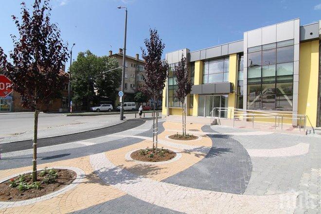 Община Стара Загора с плакет и грамота за сградата на Международния младежки център