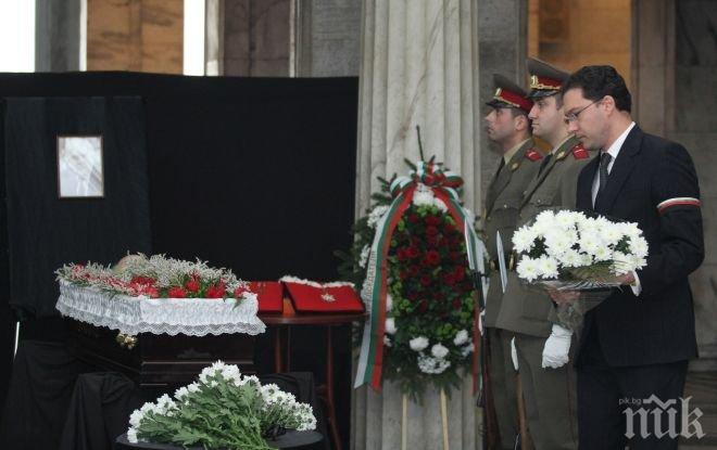 ПИК ТV: Властта се събра на поклонението на Димитър Попов