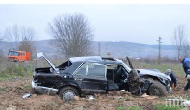 Смърт на пътя! Кола изхвърча от моста край Криводол, водачът загина (снимки)