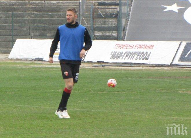 Бащата пробва 11 играчи в двустранна игра, Везалов вкара гол 