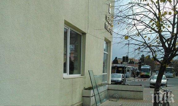 Мъж атакува сградата на Община Поморие с камъни, арестуваха го (снимки)