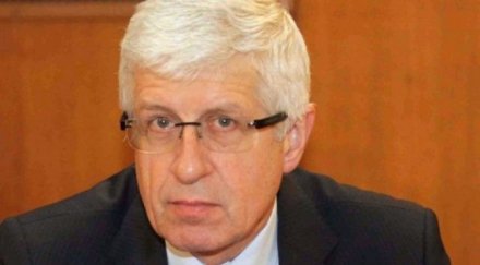 червени рози шоколадови бонбони урната овчаров