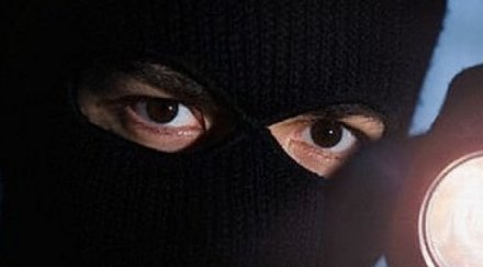 маскирани гангстери нападнаха заложна къща