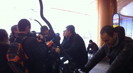 хора кунева въртят педали подлеза