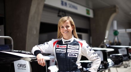 чаровна дама тества новия болид уилямс