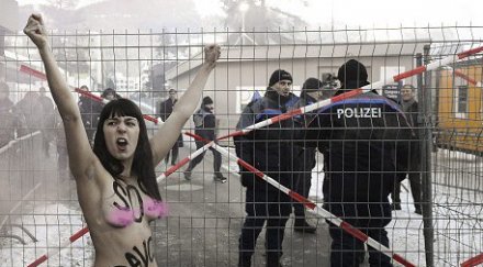 голите украинки femen атакуваха форума давос снимки