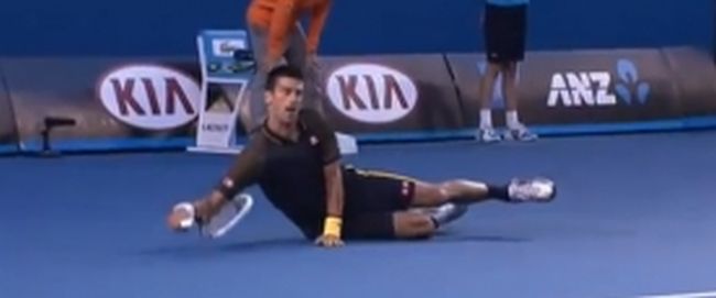 Джокович мачка и паднал на земята (Видео)