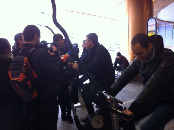 Хора на Кунева въртят педали в подлеза на СУ