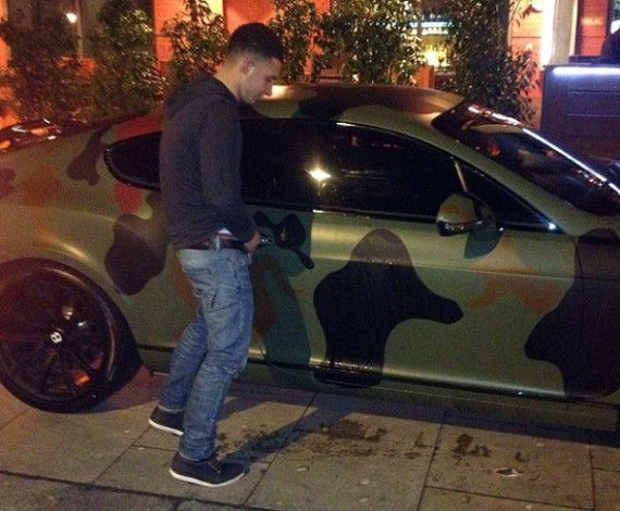 Фен на Юнайтед опикал луксозното Бентли на Балотели