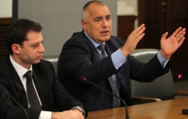 Борисов пак се извъртя – нямало да уволнява шефа на ВМЗ