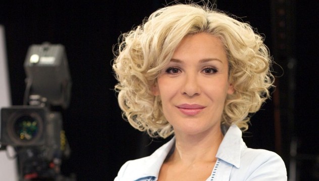 Котка изподра Гала