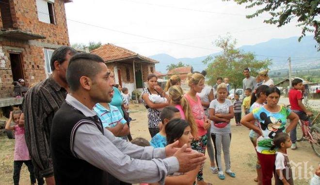 Две ромки налетяха едва не пребиха портиера на кметството в Петрич