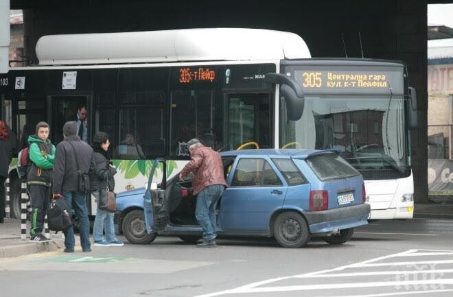 ПЪРВО в ПИК! Зверска катастрофа под моста Чавдар в София! Кола се вряза в автобус на градския транспорт!