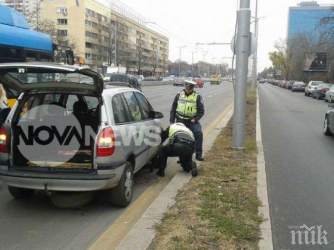 Кавалери: Пътни полицаи сменят гума на закъсала софиянка