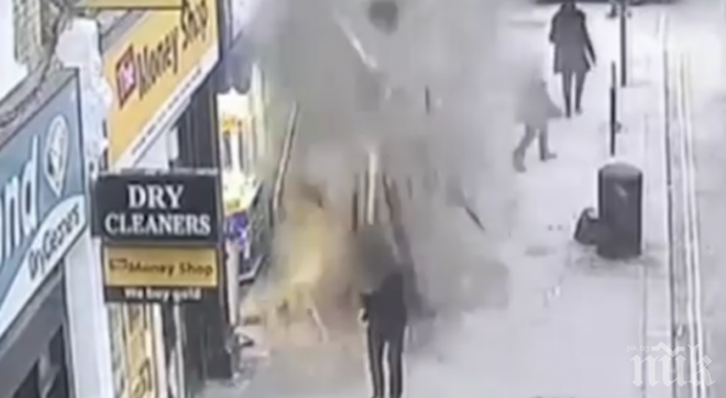 Рухна покрив на триетажна сграда в Лондон (видео)