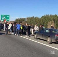 ЕКСКЛУЗИВНО в ПИК! Пълен провал на протеста за винетките! Полицаите два пъти повече от митингуващите! 