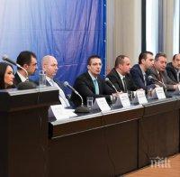 Единствено Народен съюз се обединява, а не се разделя