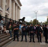 Смешен протест за кожата на един министър. Защо не протестирате за вдигнатите само с 2 лв. майчински?