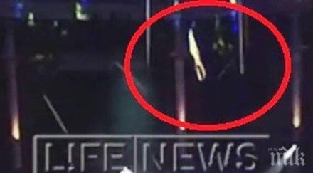 луд късмет гимнастичка падна метра оцеля видео