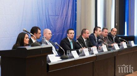 единствено народен съюз обединява разделя