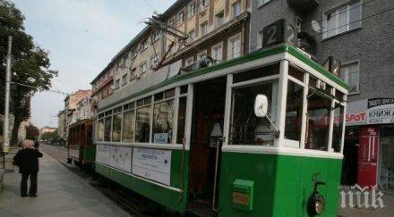 децата софия дядо коледа возят ретро трамвай