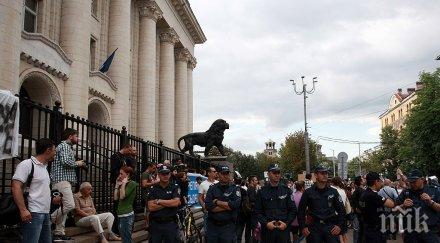смешен протест кожата един министър протестирате вдигнатите майчински