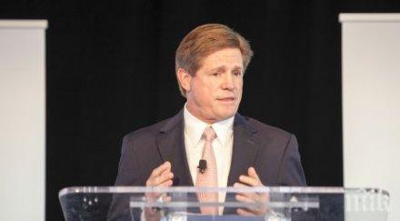 милиардер даде 100 000 долара бонус 1381 служители