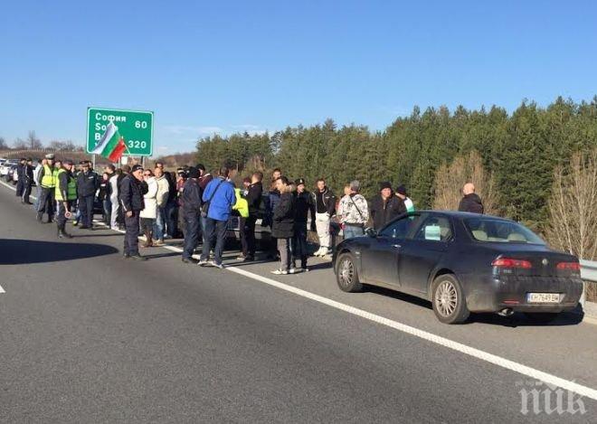 ЕКСКЛУЗИВНО в ПИК! Пълен провал на протеста за винетките! Полицаите два пъти повече от митингуващите! 