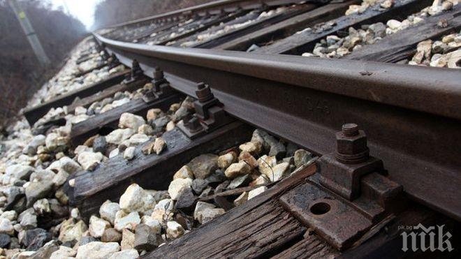 Трагедия се размина на косъм! Пълен влак без малко да се метне в дере край Драгичево