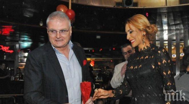 Бони отпразнува рождения си ден с приятели в столичен клуб (снимки)