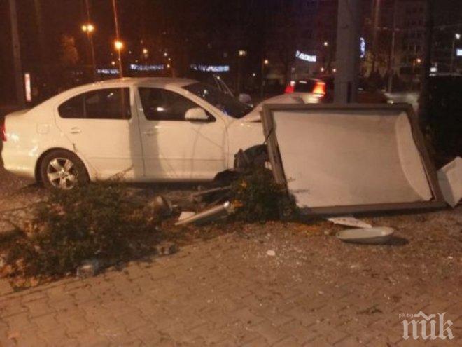 Кола се заби в стълб край Софийския университет