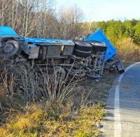 Камион се обърна край Враца, разпиля метални стружки по шосето (снимки)