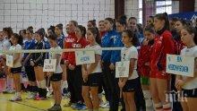 Волейболни легенди и ръководството на БФВ на откриването на турнира "Иван Николов"
