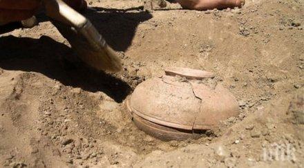 учени намират стомна отпреди 800 години вътре остави