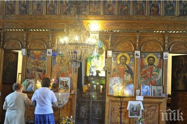 Коледен базар събира средства за православен храм 