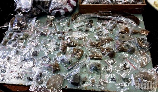 Удар на „Гюешево”! Митничарите конфискуваха хиляди антики, кътани в бус (снимки)