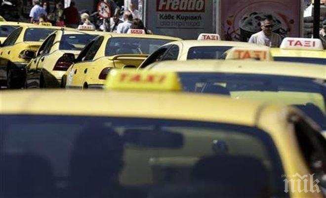 Две таксита се удариха край НДК
