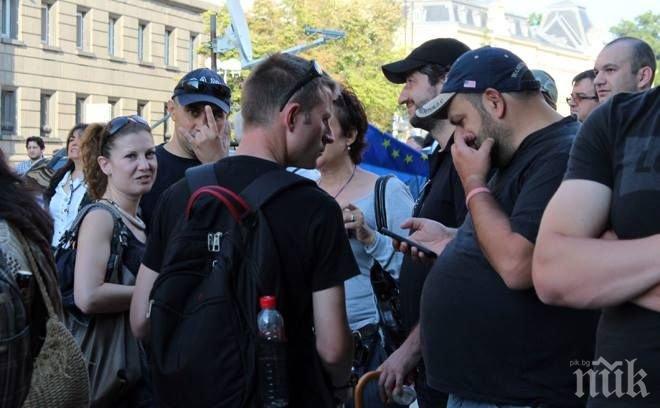 САМО В ПИК! СКАНДАЛНА снимка взриви социалните мрежи! Вижте как заговорничат Бенатова, Христо Иванов, Лилавата перука и Кака Цона