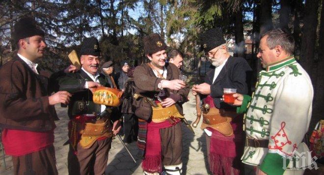 Почитатели на пелина се събират за девета година на празник в старозагорско село