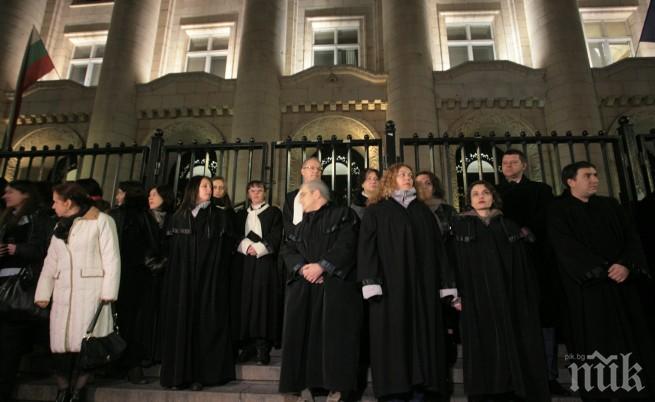 Добрите медии на Прокопиев и Огнян Донев плюс Би Ти Ви и Нова лъжат за протестите