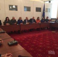 Първо в ПИК! Снимки - Бойко представи Захариева на парламентарните групи (обновена)