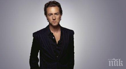 едуард нортън разтърсен историята сирийски бежанец дарява 435 000