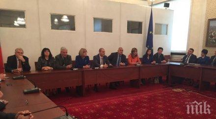 първо пик снимки бойко представи захариева парламентарните групи обновена