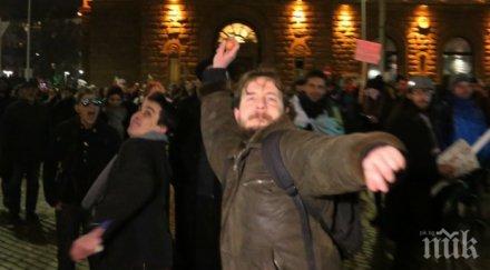 борисов подплашен доматите манол глишев назначава министър христо иванов пола коледа сме премиерът бива държи дядо коледа