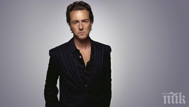 Едуард Нортън разтърсен от историята на сирийски бежанец, дарява $ 435 000