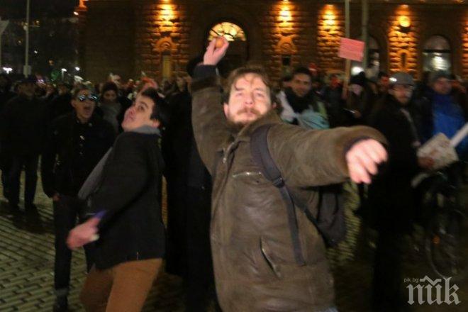 Борисов, подплашен от доматите на Манол Глишев, назначава за министър Христо Иванов в пола. Коледа сме, но премиерът ни не бива да се държи като Дядо Коледа Борисов, подплашен от доматите на Манол Глишев, назначава за министър Христо Иванов в пола. Коледа сме, но премиерът ни не бива да се държи като Дядо Коледа