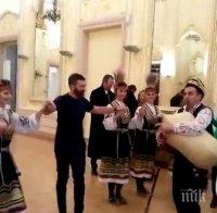 Антонио Бандерас се влюби в българските традиции! Изненадващо игра хоро с Ангелкова (видео)
