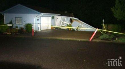 свлачище погълна къщи сащ