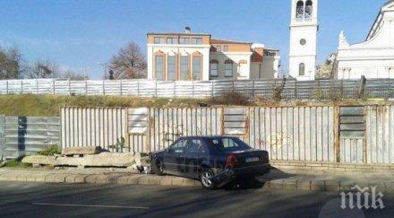 кола заби стената голямата базилика пловдив