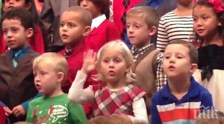 изключително момиченце пее коледни песнички глухите родители